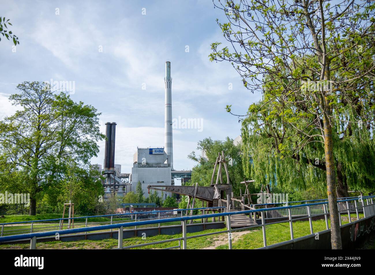 La centrale elettrica Muenster con il playgroung Neckarine a Stoccarda, Germania Foto Stock