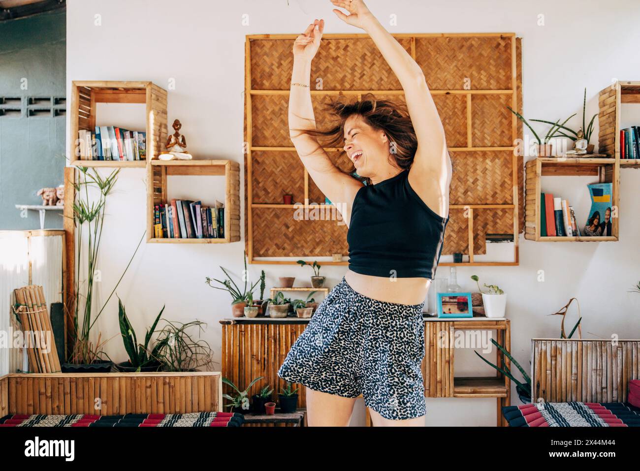 Donna matura spensierata che danzava al centro benessere Foto Stock