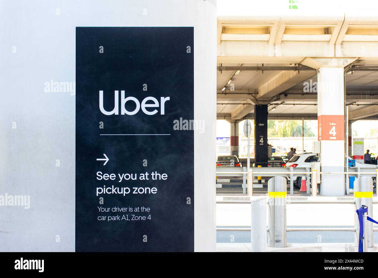Zona di prelievo dall'Uber e segnaletica direzionale all'aeroporto internazionale di Dubai (DXB), Emirati Arabi Uniti. Foto Stock