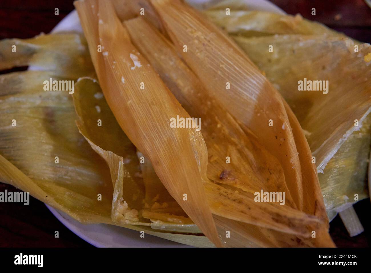 involtini di mais per la preparazione di tamales, piatti tipici argentini, avanzi Foto Stock