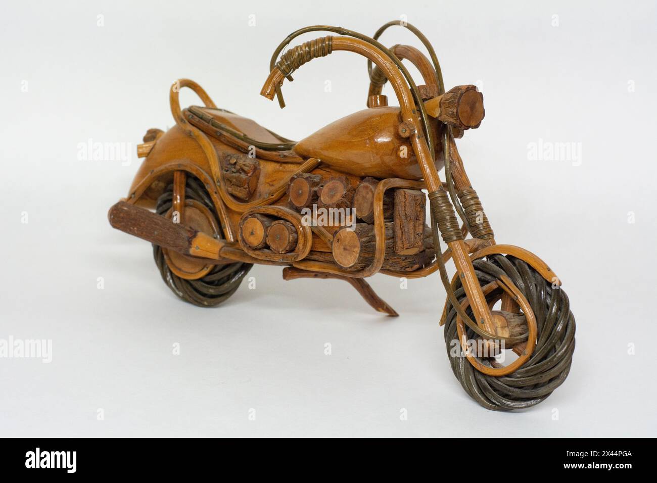 Motorradmodell aus Holz rechte Seite Foto Stock