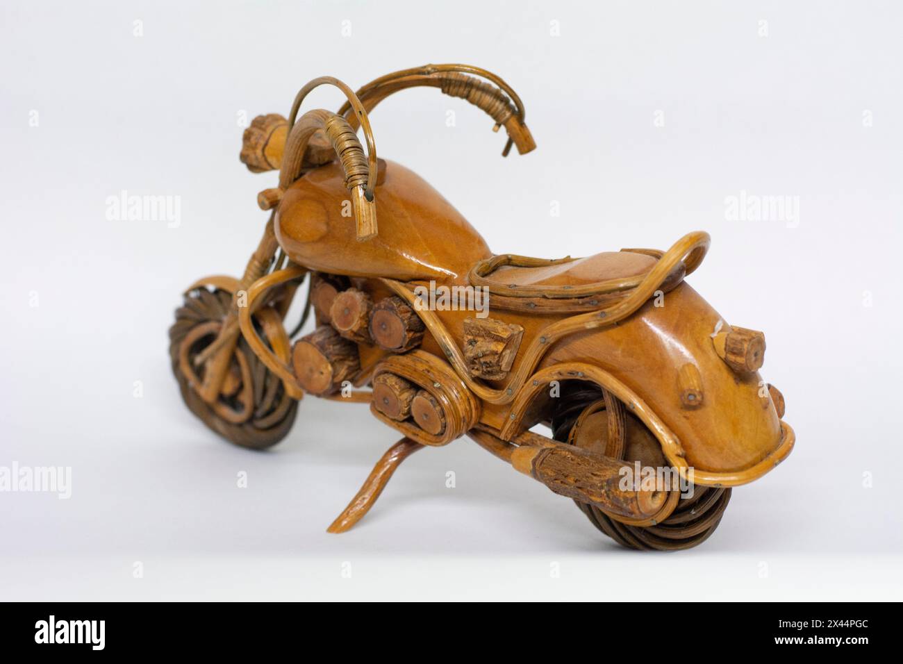 Motorradmodell aus Holz linke Seite Foto Stock