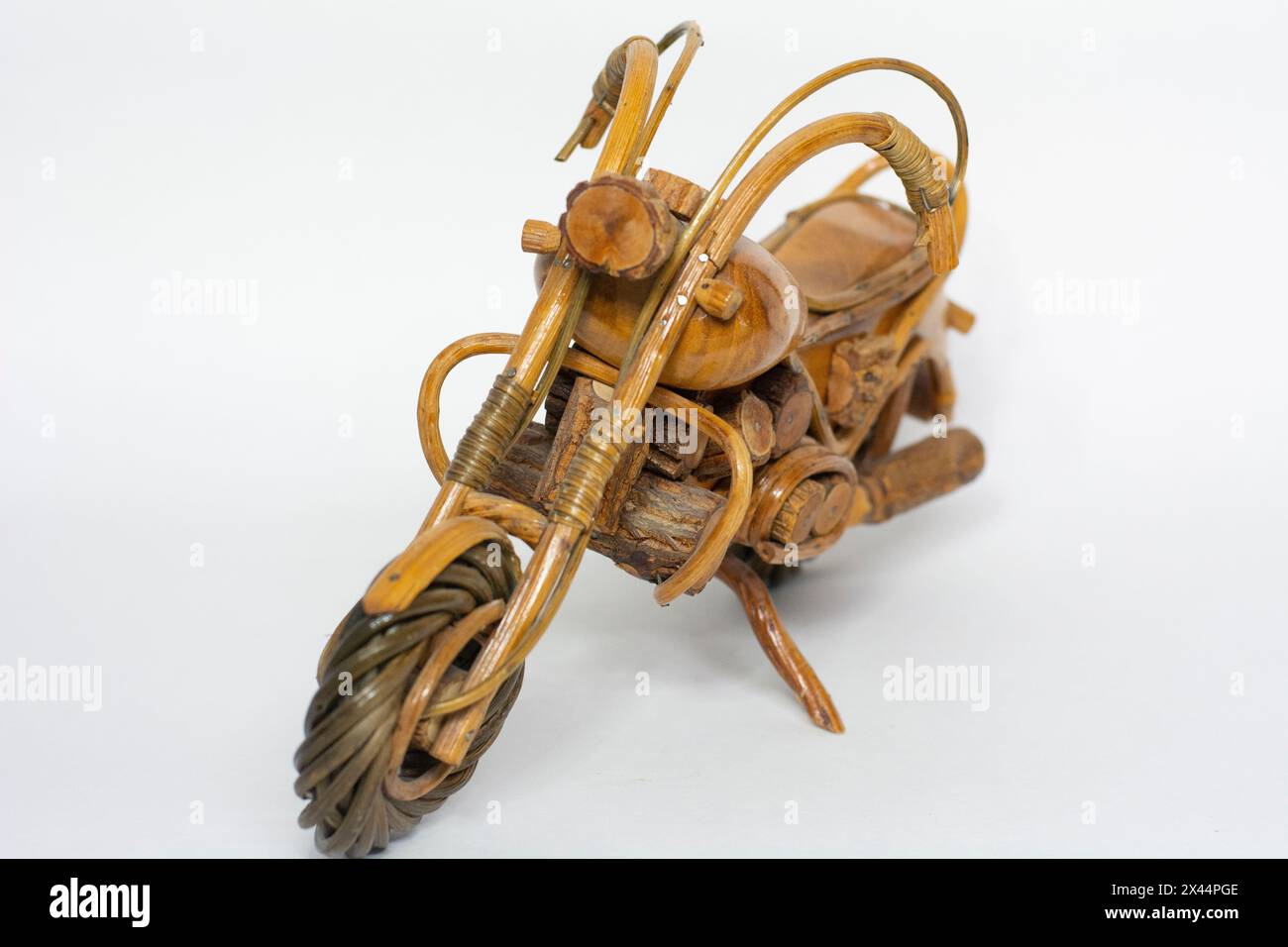 Motorradmodell aus Holz von vorne Foto Stock
