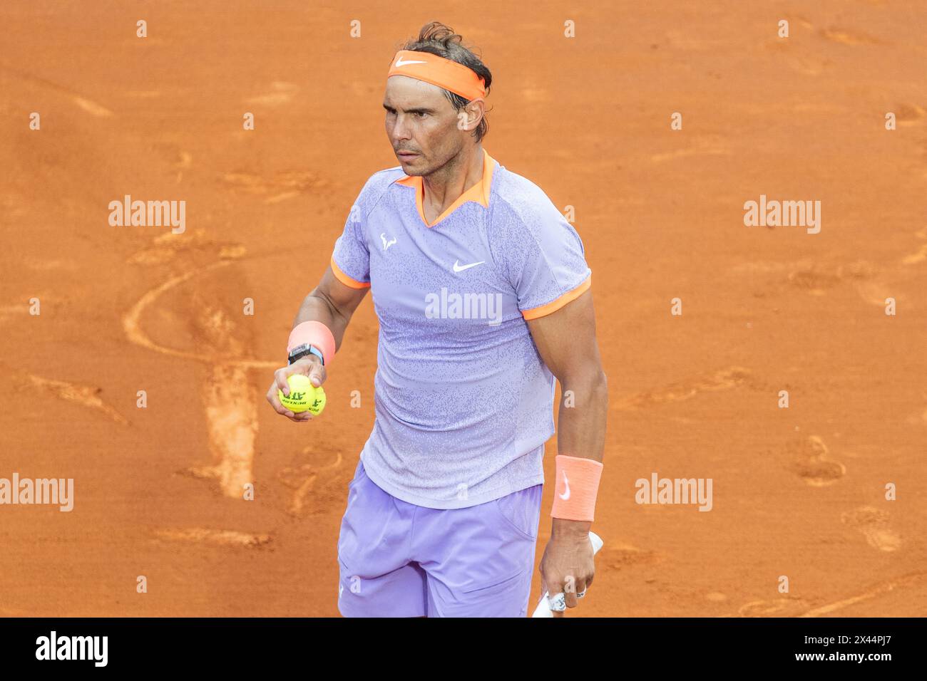 Rafael Nadal gioca a tennis su un campo in terra battuta in Spagna nel 2024 Foto Stock