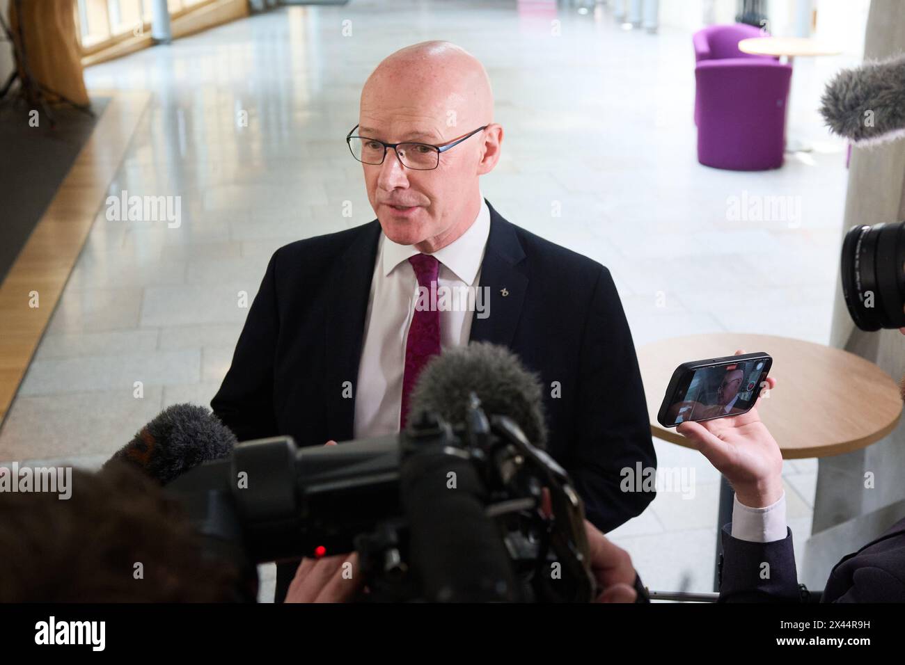 Edimburgo Scozia, Regno Unito 30 aprile 2024. John Swinney MSP al Parlamento scozzese parla con i giornalisti. credito sst/alamy notizie in diretta Foto Stock