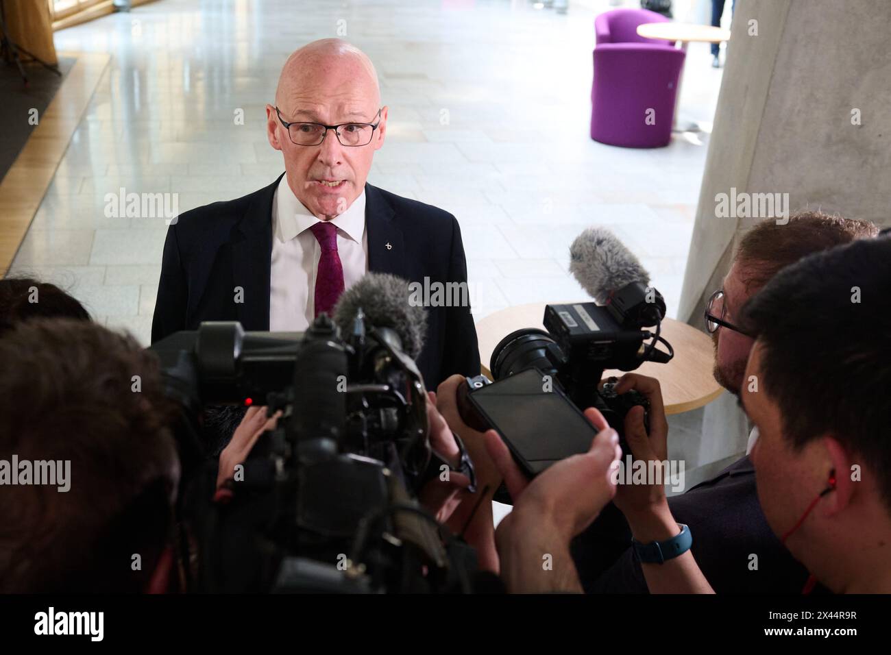 Edimburgo Scozia, Regno Unito 30 aprile 2024. John Swinney MSP al Parlamento scozzese parla con i giornalisti. credito sst/alamy notizie in diretta Foto Stock