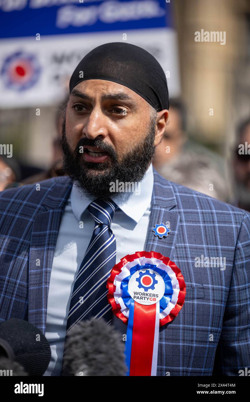 Londra, Regno Unito. 30 aprile 2024. George Galloway parlamentare tiene una manifestazione del suo Partito dei lavoratori di Gran Bretagna; con i candidati del partito in Parliament Square, Londra, l'ex Cricketer internazionale dell'Inghilterra Monty Panesar che è in piedi come candidato parlamentare per il Partito dei lavoratori credito: Ian Davidson/Alamy Live News Foto Stock