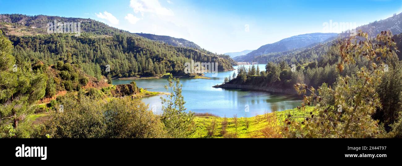 Vista panoramica del lago artificiale Arminou sul fiume Dhiarizos sui monti Troodos nel distretto di Paphos, Repubblica di Cipro Foto Stock