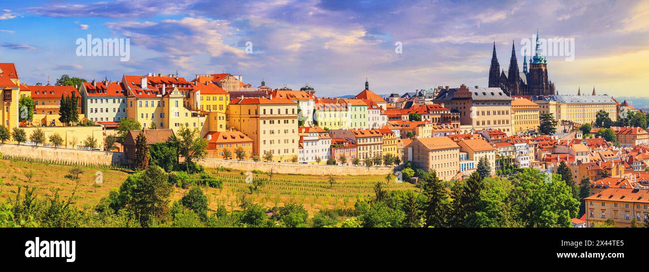Paesaggio urbano estivo, panorama, banner - vista del quartiere storico di Hradcany di Praga e del complesso del castello di Praga, Repubblica Ceca Foto Stock