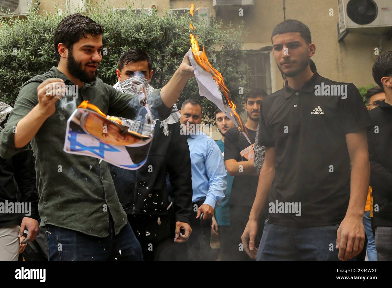 Beirut, Beirut, Libano. 30 aprile 2024. Gli studenti della libanese American University di Beirut bruciano le foto del primo ministro israeliano Benjamin Netanyahu durante una dimostrazione di sostegno a Gaza. Gli studenti universitari di tutto il Libano si sono Uniti a un movimento studentesco globale a sostegno della Palestina e della condanna di Israele e hanno espresso rabbia per le crescenti morti durante la guerra israelo-Hamas. (Credit Image: © Marwan Naamani/ZUMA Press Wire) SOLO PER USO EDITORIALE! Non per USO commerciale! Crediti: ZUMA Press, Inc./Alamy Live News Foto Stock