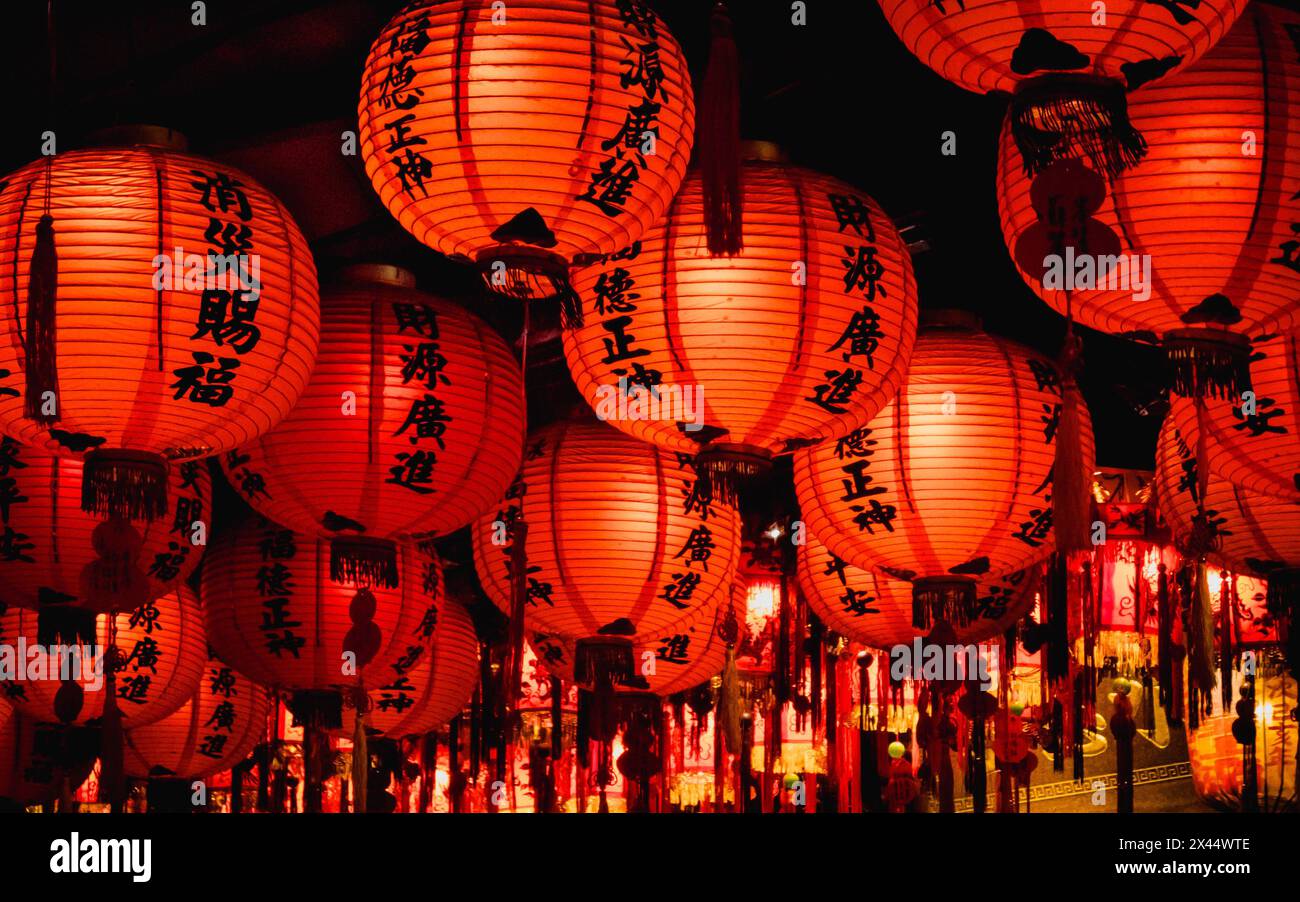 Una serie di lanterne a sospensione sono installate sul soffitto di un tempio locale per la cerimonia di compleanno del Signore della Terra. Foto Stock