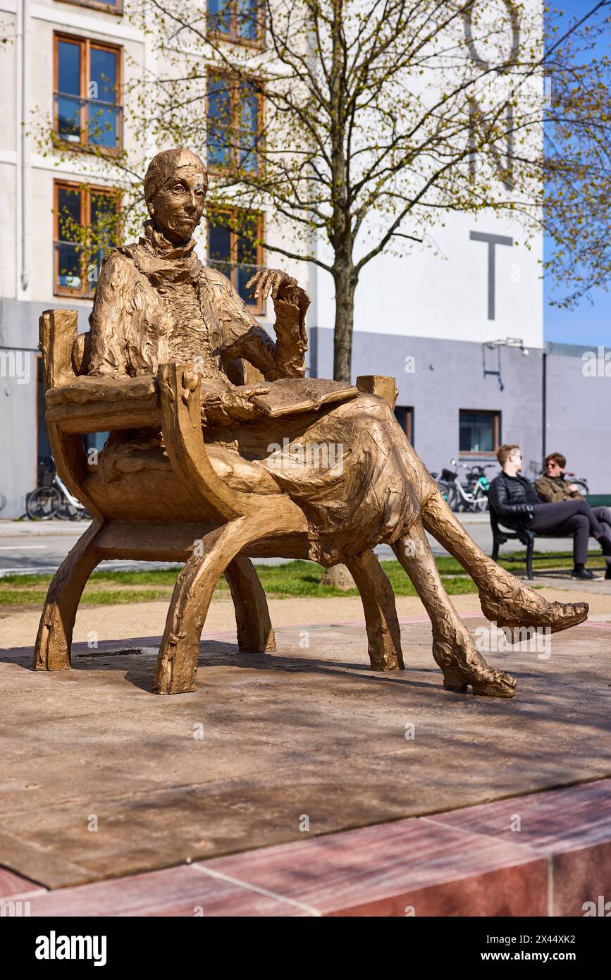 Statua di Karen Blixen di Rikke Raben (2024); Sankt Annæ Plads, Copenaghen, Danimarca Foto Stock