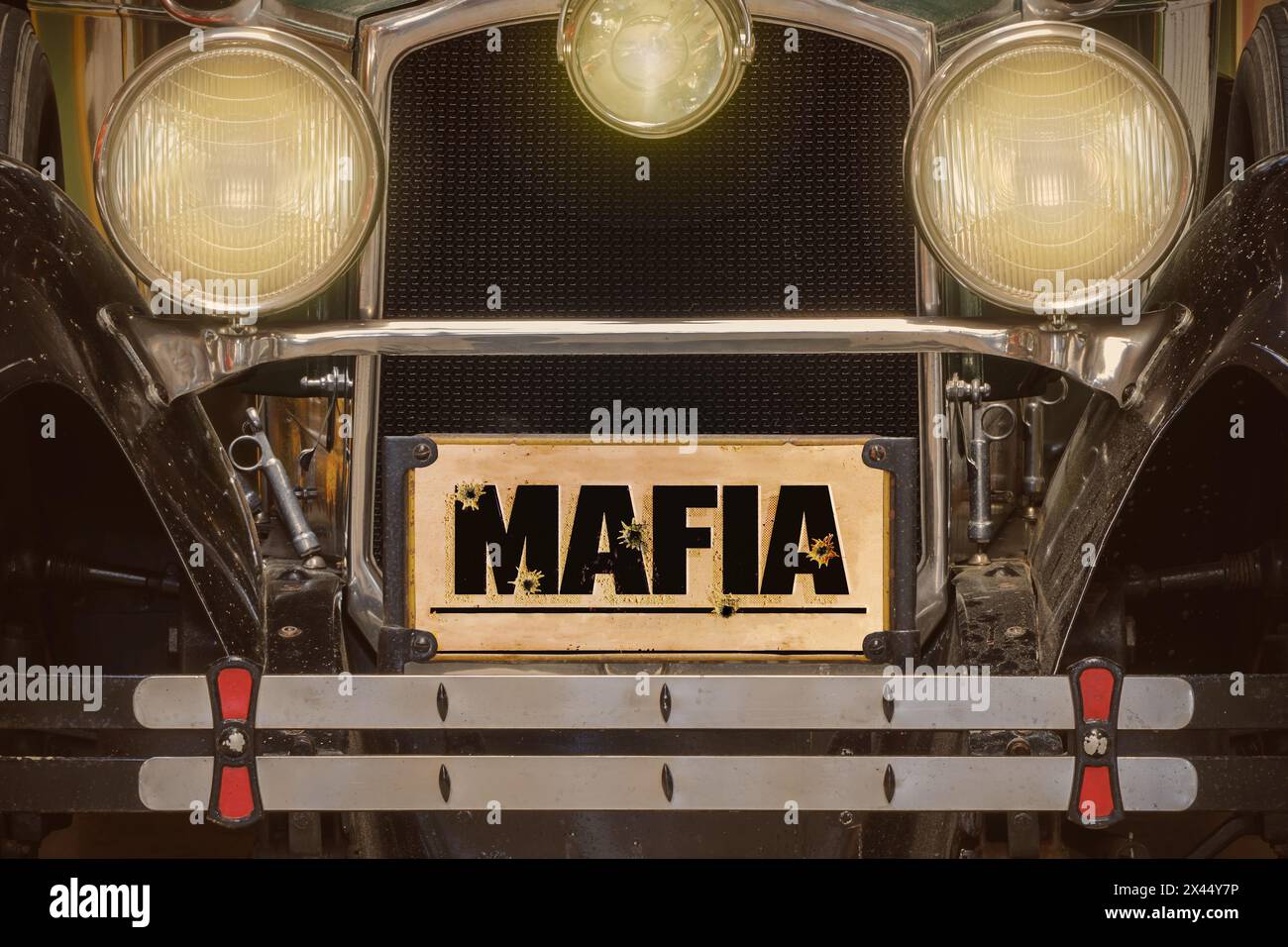 Vista frontale di un'auto nera d'epoca americana con targa Mafia Foto Stock