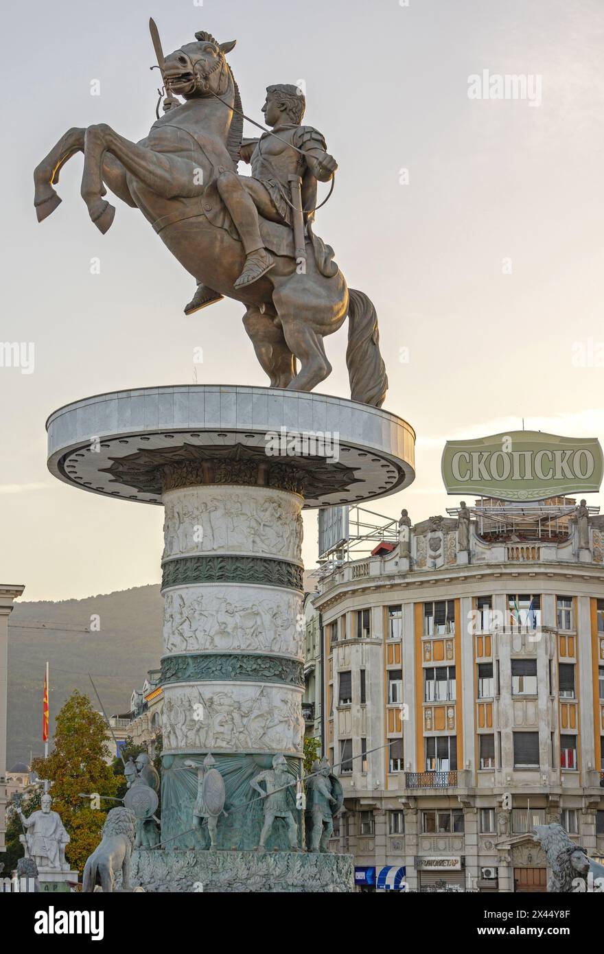 Skopje, Macedonia del Nord - 23 ottobre 2023: Monumento ad Alessandro III di Macedonia nella piazza principale della capitale. Foto Stock