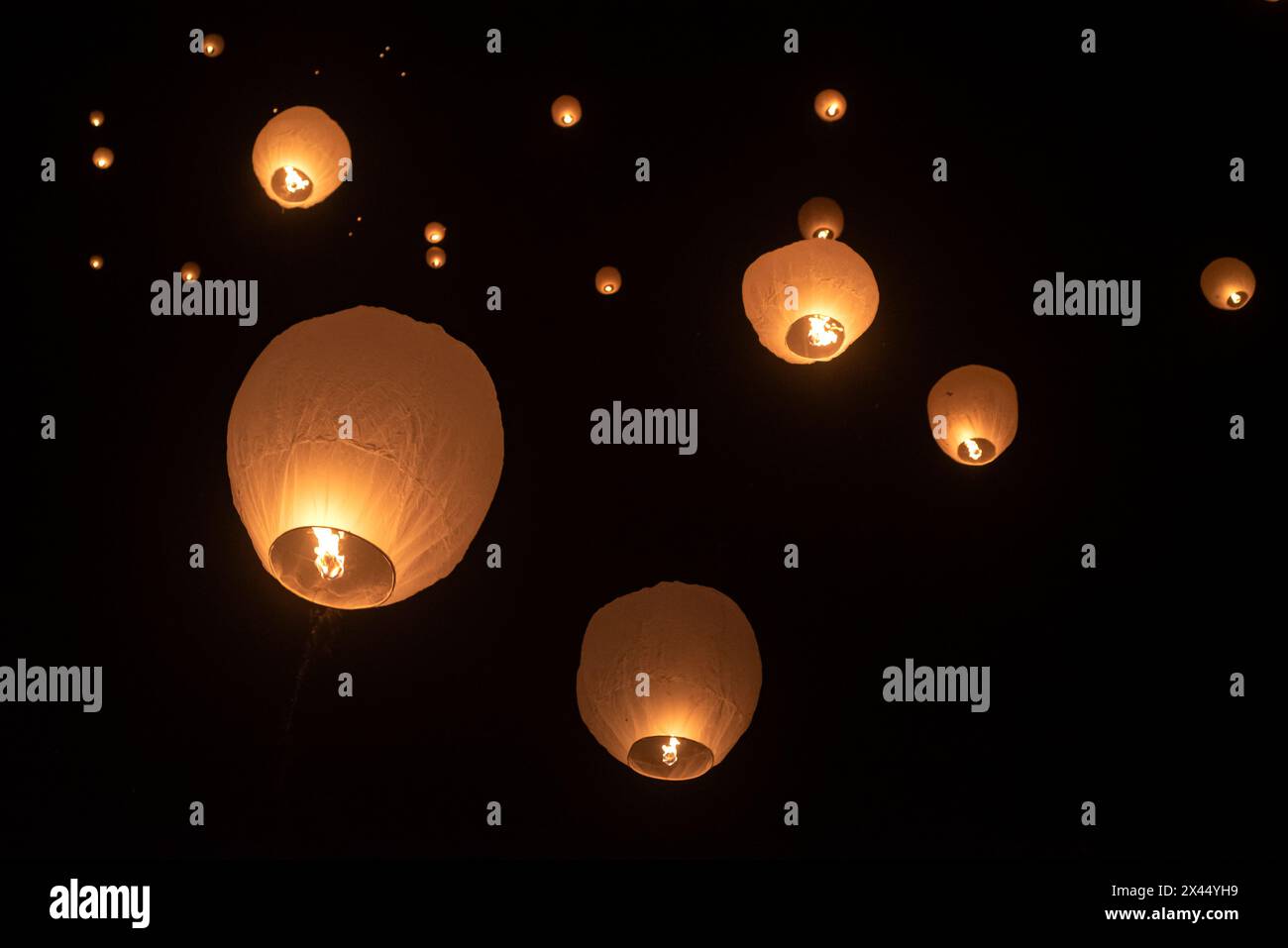 I buddisti in Bangladesh celebreranno Prabarana Purnima, il loro secondo festival religioso più grande. Lampada galleggiante per persone al festival Probarona Purnima Foto Stock