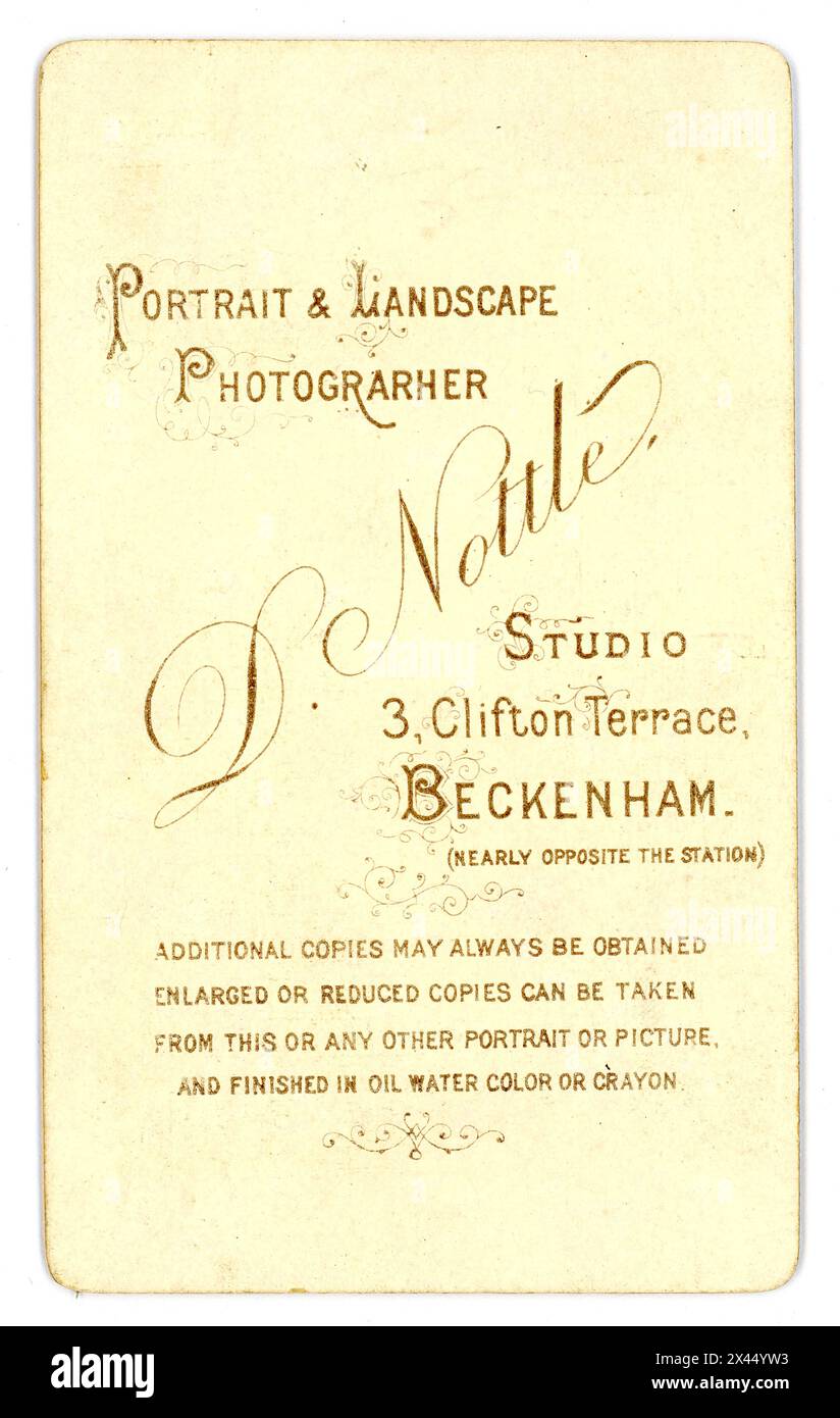 Retro dell'originale Victorian carte de visite (Visiting Card o CDV) studio fotografico di D. Nottle of 3 Clifton Terrace, Beckenham, Greater London (era nella contea di Kent) Regno Unito circa 1880 Foto Stock