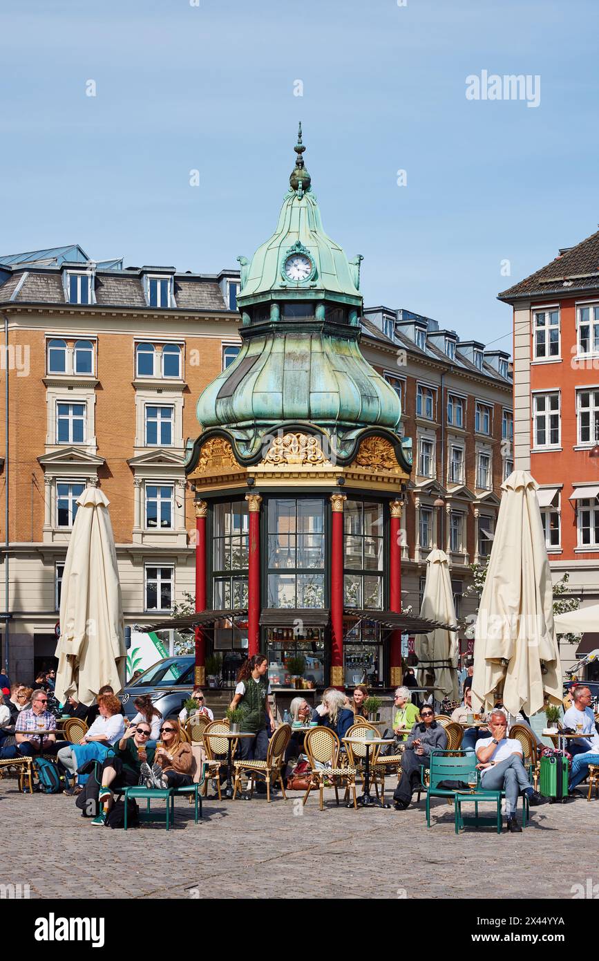 Taarnet på kg. Nytorv (la Torre di Kgs. Nytorv), ex chiosco telefonico, ora caffetteria; Kongens Nytorv, Copenhagen, Danimarca Foto Stock