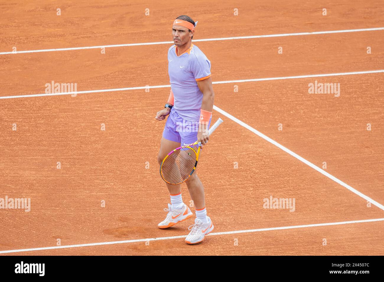Rafael Nadal gioca a tennis su un campo in terra battuta in Spagna nel 2024 Foto Stock