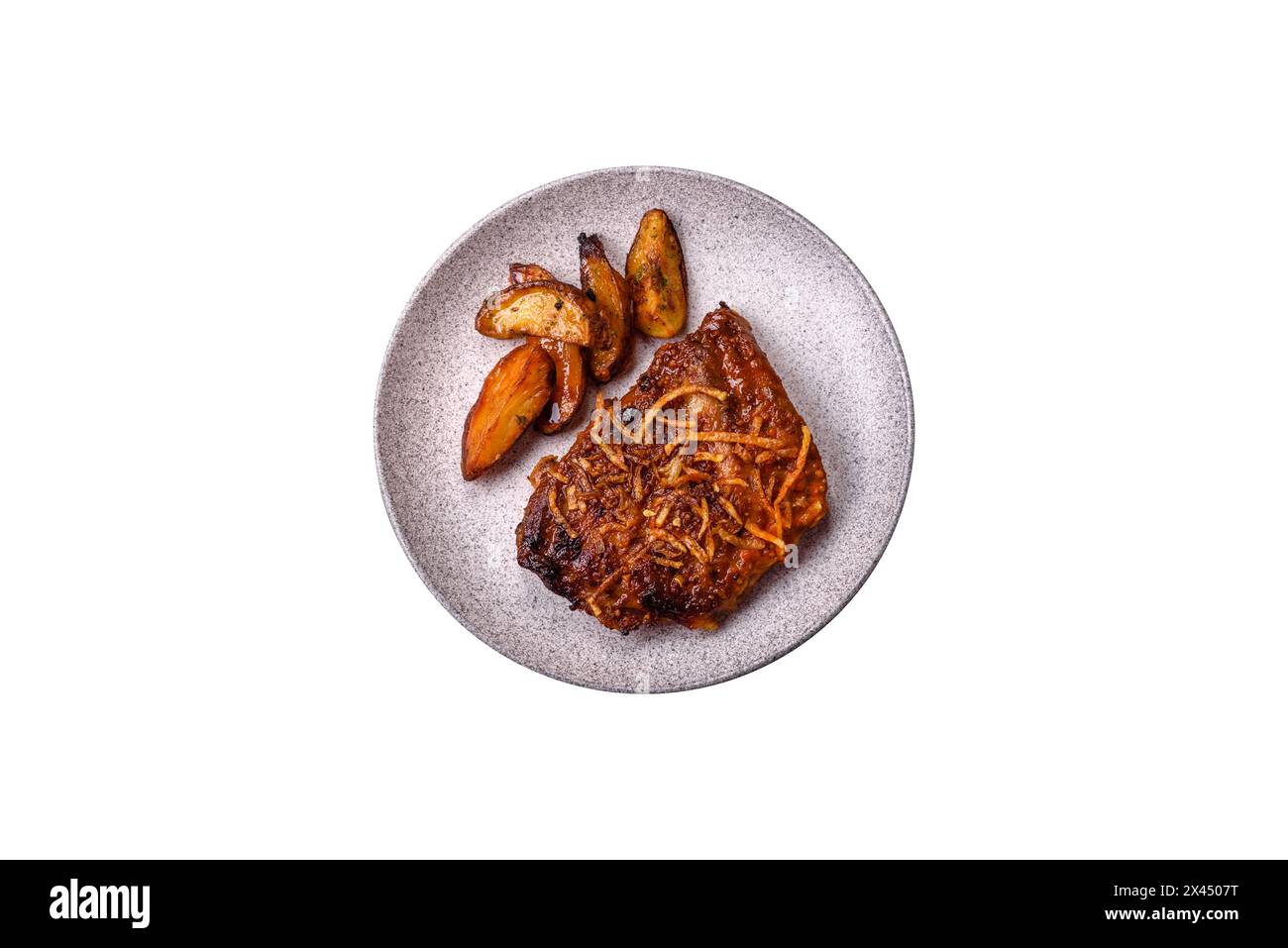 Deliziose costolette di maiale o di manzo cotte alla griglia con sale, spezie ed erbe aromatiche su fondo di cemento scuro Foto Stock