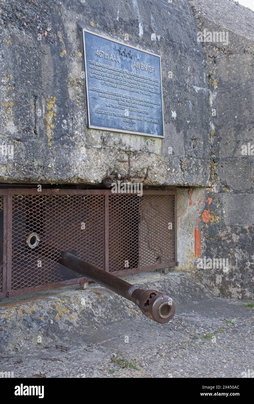 Saint-Laurent-sur-Mer, Francia - 24 aprile 2024: Bunker tedesco WN 65 (Widerstandsnest 65) nel settore Easy Green durante la seconda guerra mondiale. Primavera soleggiata Foto Stock