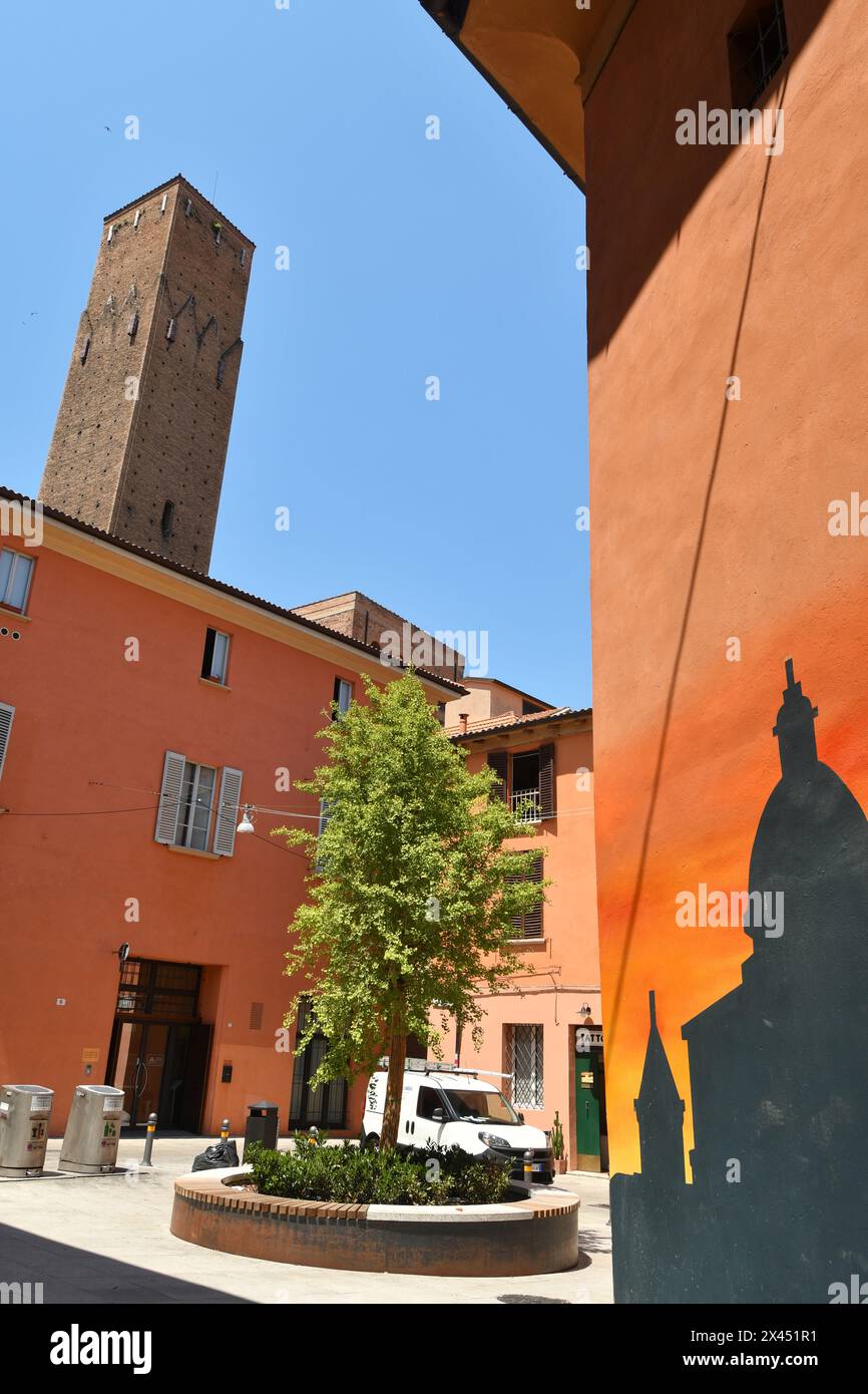 Le torri di Bologna sono strutture con funzioni sia militari che aristocratiche di origine medievale; la Torre Asinelli e la Torre Garisenda Foto Stock