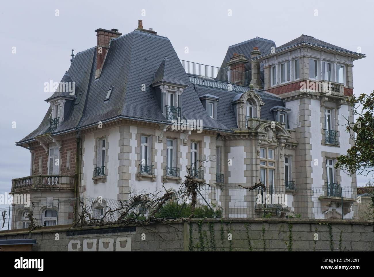 Larmor-Plage, Francia - 2 aprile 2024: Questa villa fu la residenza del Vizeammiraglio Karl Donitz. U-boot kriegsmarine. Seconda guerra mondiale. Molla nuvolosa Foto Stock