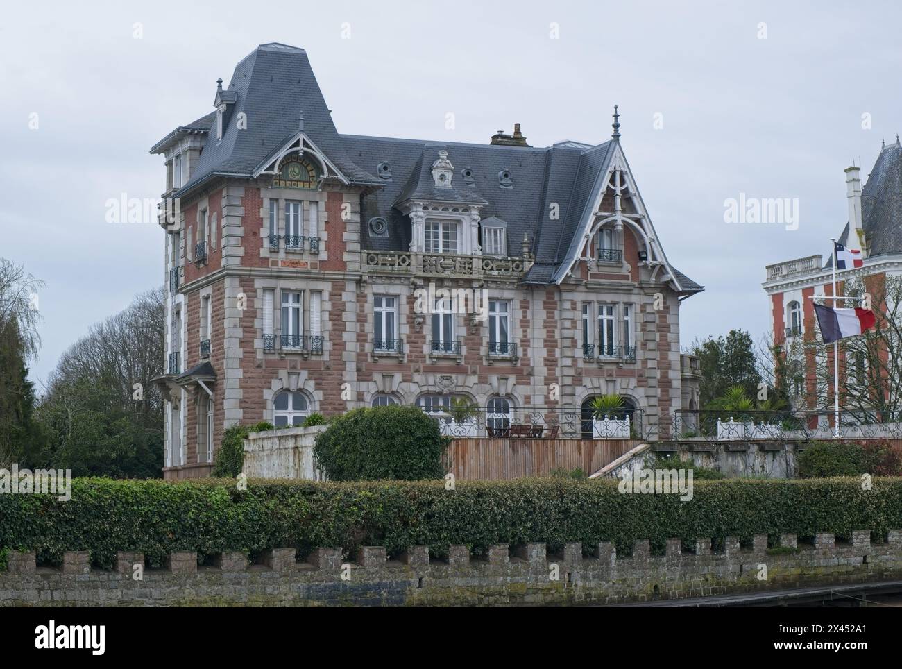 Larmor-Plage, Francia - 2 aprile 2024: Questa villa fu la residenza del Vizeammiraglio Karl Donitz. U-boot kriegsmarine. Seconda guerra mondiale. Molla nuvolosa Foto Stock