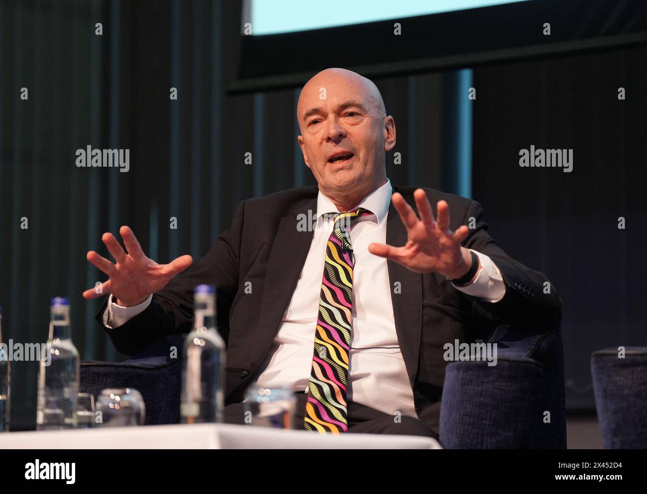 Pete Clifton, redattore capo della PA Media, ha parlato durante un panel di discussione, l'intelligenza artificiale e il futuro del giornalismo, alla conferenza per il 25° anniversario della Society of Editors, all'hotel Leonardo Royal, London St Paul's. Data foto: Martedì 30 aprile 2024. Foto Stock