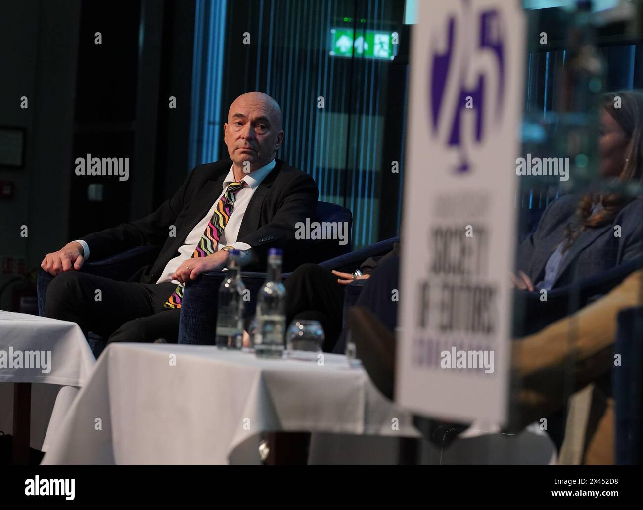 Pete Clifton (a sinistra), redattore capo di PA Media, su un pannello di discussione, l'intelligenza artificiale e il futuro del giornalismo, alla conferenza per il 25° anniversario della Society of Editors, all'hotel Leonardo Royal, London St Paul's. Data foto: Martedì 30 aprile 2024. Foto Stock