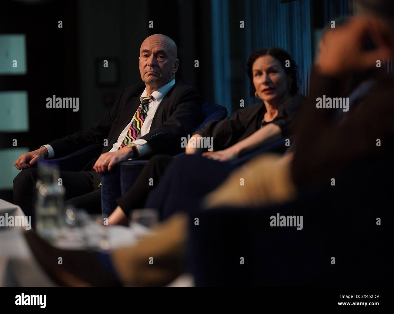 Pete Clifton (a sinistra), redattore capo di PA Media, insieme a Tami Hoffman, Direttore di News Distribution and Commercial Innovation, ITN, su un pannello di discussione, ai and the Future of Journalism, alla conferenza per il 25° anniversario della Society of Editors, presso Leonardo Royal, London St Paul's hotel. Data foto: Martedì 30 aprile 2024. Foto Stock