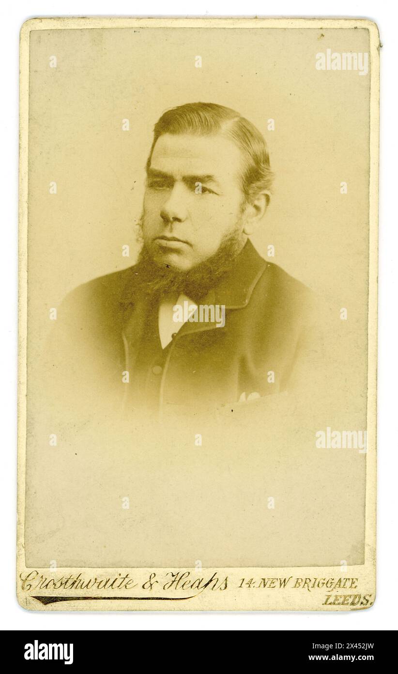 Carta de visite vittoriana originale (biglietto da visita o CDV) di gentiluomo vittoriano barbato, uomo vittoriano, con molti capelli facciali, dallo studio di Crossthwaite and Heaps, New Briggate, Leeds, Yorkshire, Regno Unito circa 1888-1891 Foto Stock