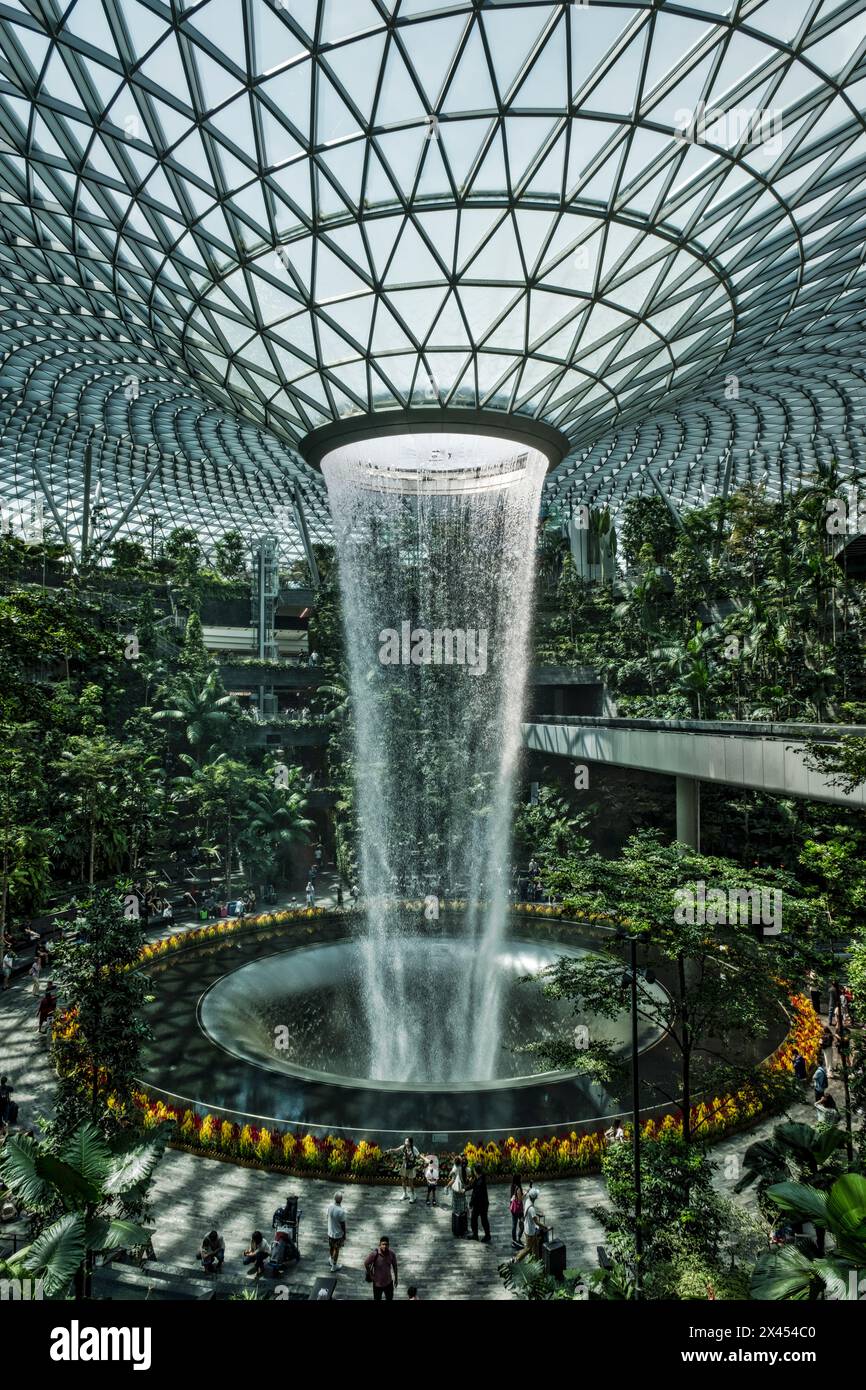The Rain Vortex, cascata al coperto, Jewel Changi Aiirport, Singapore, Asia Foto Stock