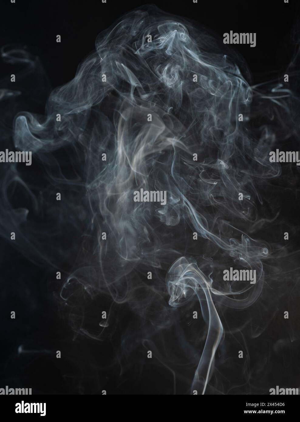 Vista ravvicinata delle nuvole di fumo blu su sfondo nero Foto Stock