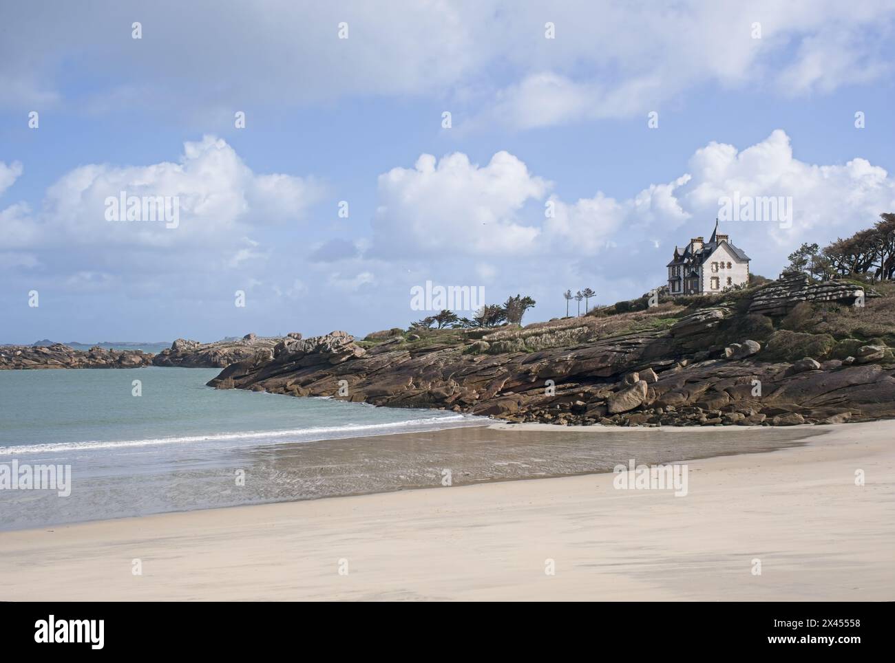 Tregastel, Francia - 9 aprile 2024: Paesaggi meravigliosi in Francia, Bretagna. La spiaggia di Greve Rose a Tregastel, nel cuore della Costa del granito Rosa. Sunny sp Foto Stock