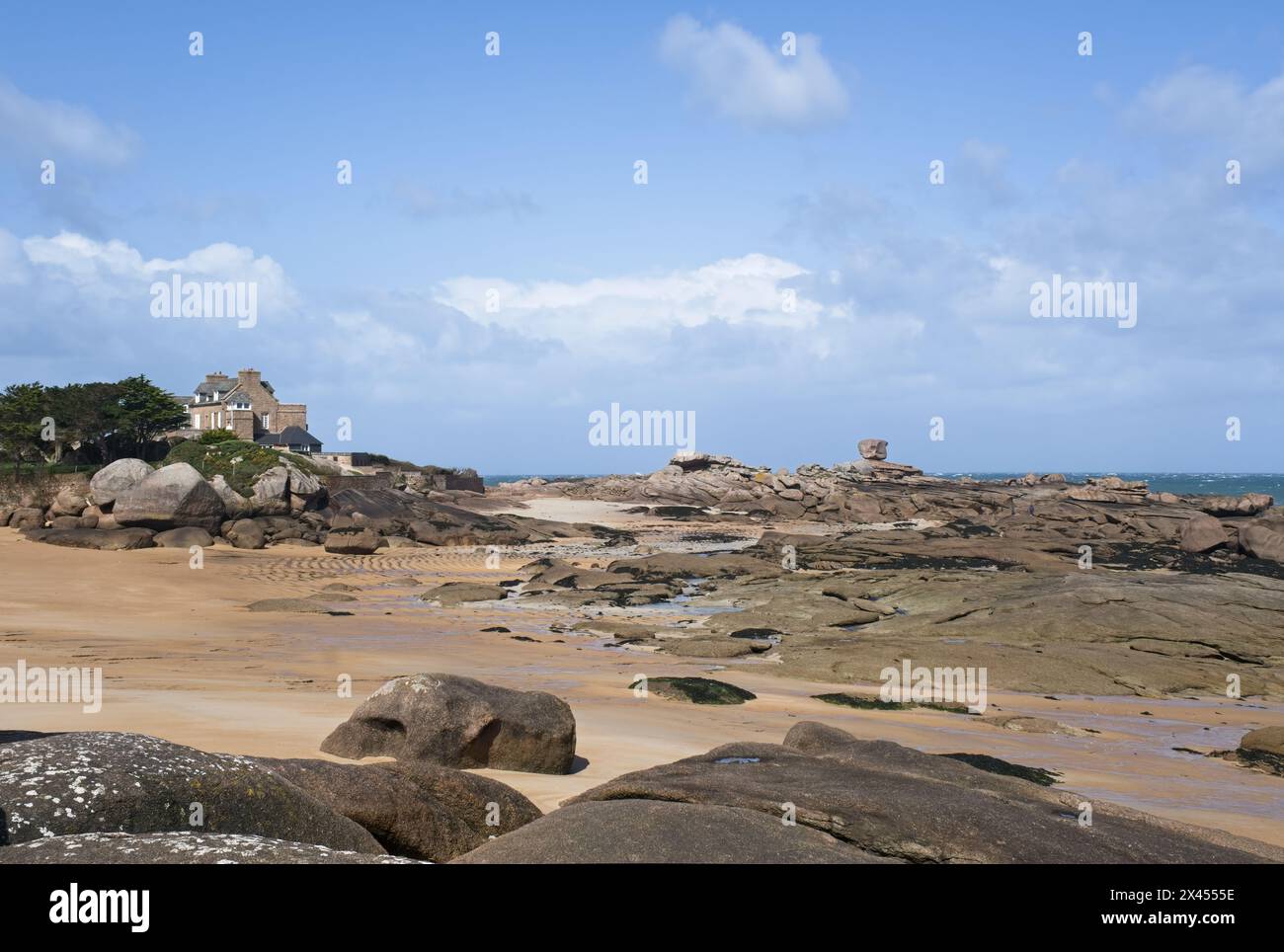 Tregastel, Francia - 9 aprile 2024: Paesaggi meravigliosi in Francia, Bretagna. La spiaggia di Greve Rose a Tregastel, nel cuore della Costa del granito Rosa. Sunny sp Foto Stock