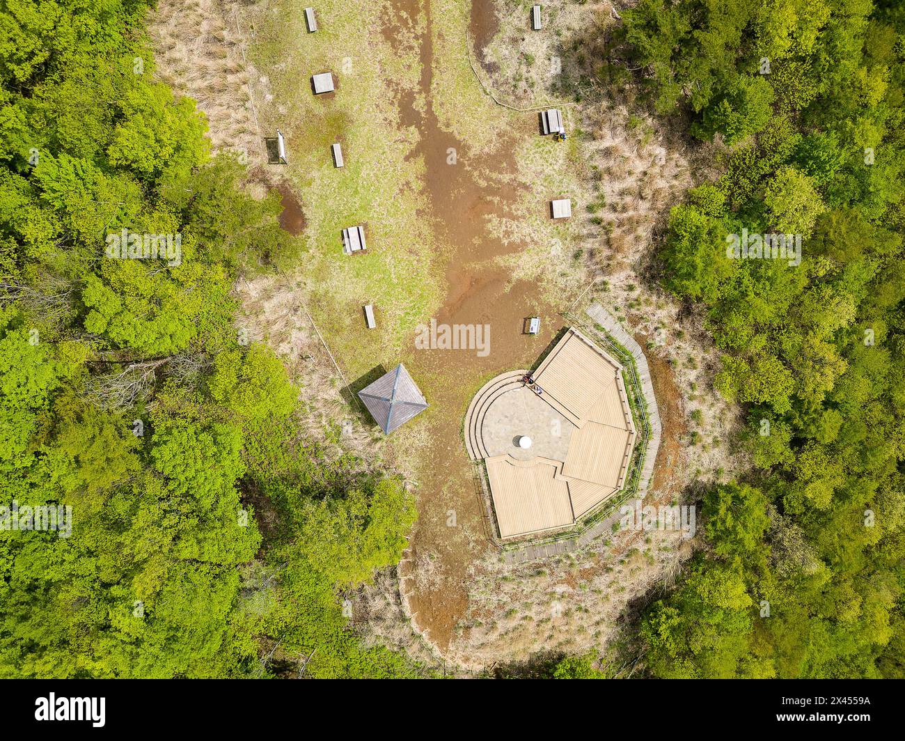 Vista aerea a volo d'uccello di una piattaforma di osservazione nel mezzo di una lussureggiante, verde e temperata foresta Foto Stock
