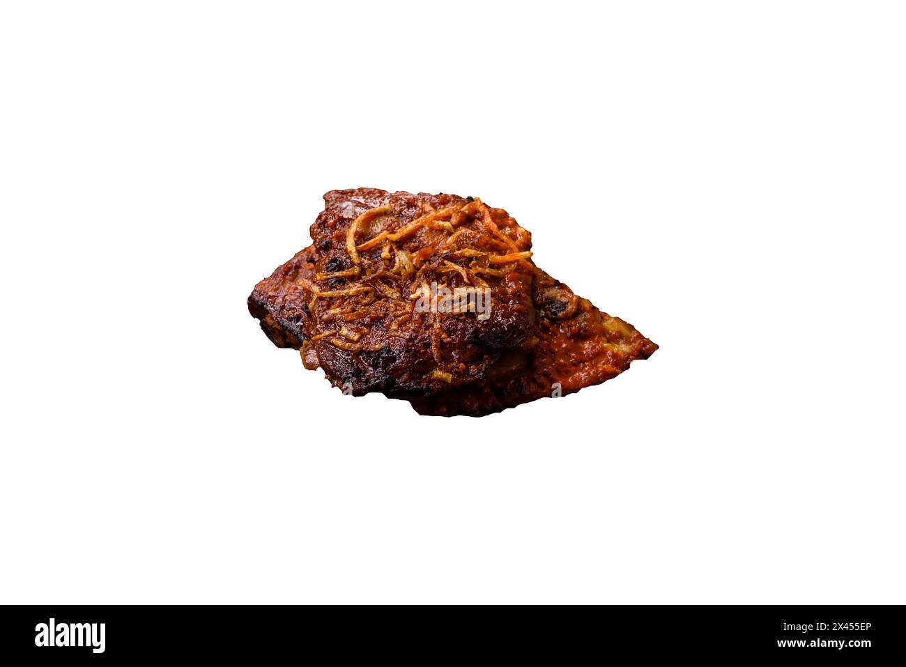 Deliziose costolette di maiale o di manzo cotte alla griglia con sale, spezie ed erbe aromatiche su fondo di cemento scuro Foto Stock