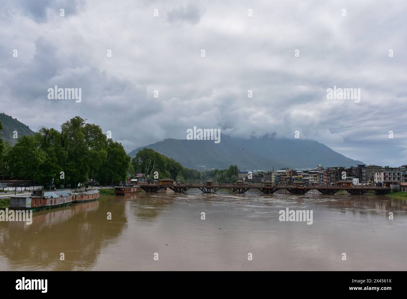 Una vista del fiume Jhelum che scorre sopra il segno di allerta inondazione a seguito di incessanti piogge a Srinagar. Anche se la pioggia si è fermata nel Kashmir, il livello dell'acqua nel fiume Jhelum ha attraversato il marchio della "dichiarazione di inondazione" a Srinagar. Le incessanti piogge hanno colpito molte parti del Jammu e del Kashmir, costringendo l'amministrazione a chiudere le scuole attraverso la valle del Kashmir come misura precauzionale, hanno detto i funzionari. La pioggia ha innescato inondazioni e frane che hanno causato danni alle infrastrutture pubbliche. Il dipartimento meteorologico aveva previsto docce luminose nella valle fino a martedì sera. (Foto di S Foto Stock