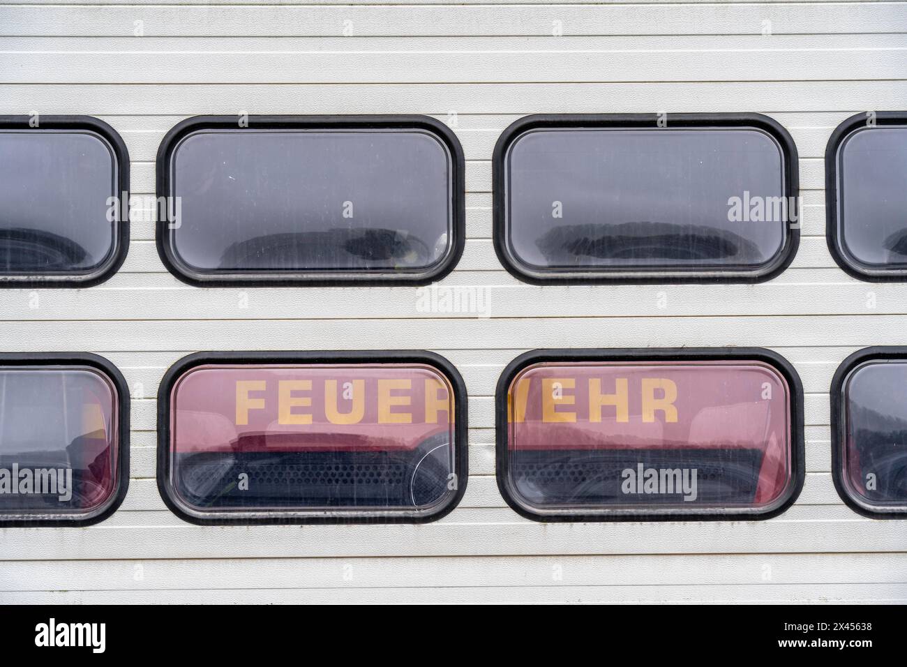 Capannone delle attrezzature dei vigili del fuoco, motore antincendio nella sala, cancello chiuso, vigili del fuoco volontari, immagine simbolica NRW, Germania, Foto Stock