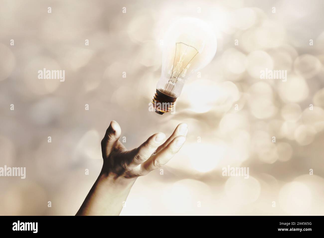 una lampadina surreale illuminata vola lanciata da una persona, concetto di idea ed energia creativa Foto Stock