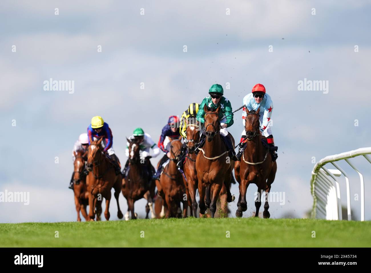 In pelle di ElforLeather cavalcata da Edward Greatrex (seconda a destra) sulla strada per vincere l'Old Ship Brightons Oldest Hotel handicap all'ippodromo di Brighton. Data foto: Martedì 30 aprile 2024. Foto Stock