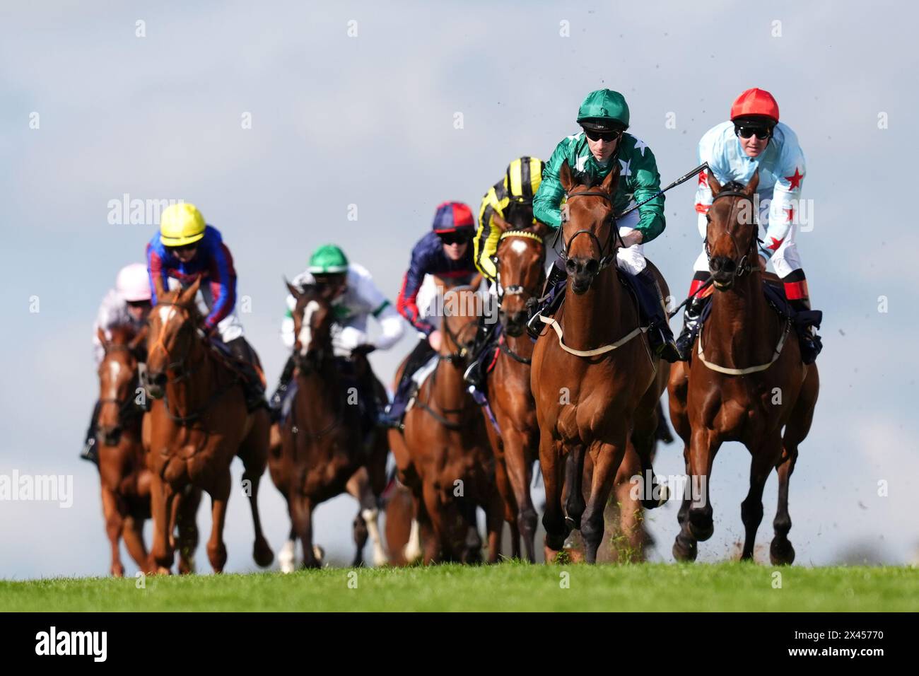 In pelle di ElforLeather cavalcata da Edward Greatrex (seconda a destra) sulla strada per vincere l'Old Ship Brightons Oldest Hotel handicap all'ippodromo di Brighton. Data foto: Martedì 30 aprile 2024. Foto Stock