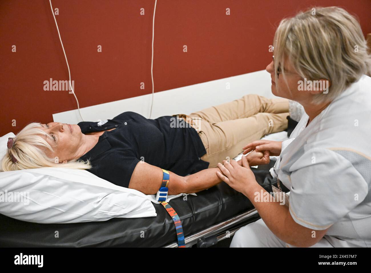 Bonheiden, Belgio. 17 agosto 2023. ATTENZIONE REDATTORI: EDITORIALE UTILIZZARE SOLO Un infermiere che preleva sangue da un paziente nell'ospedale Imelda di Bonheiden, giovedì 17 agosto 2023. BELGA FOTO DIRK WAEM credito: Belga News Agency/Alamy Live News Foto Stock