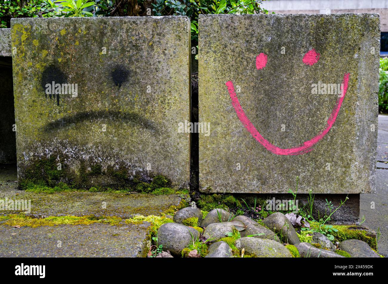 Facce felici e tristi graffiti, Scozia, Regno Unito Foto Stock