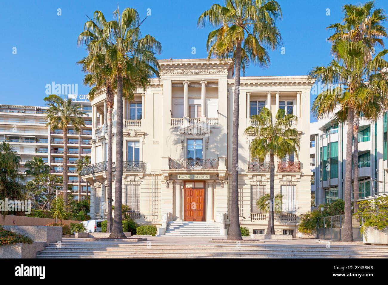 Cannes, Francia - marzo 25 2019: La Malmaison è una galleria d'arte ospitata in un ex hotel che ospita mostre personali di artisti del XX e XXI secolo. Foto Stock