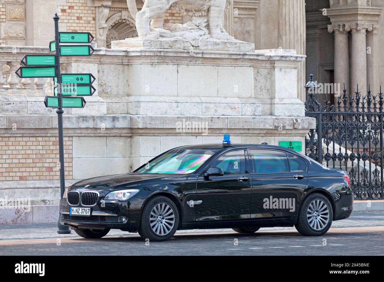 Bucarest, Ungheria - 21 giugno 2018: Auto del servizio di sicurezza Nazionale (Nemzetbiztonsági Szakszolgálat) in attesa fuori dal Castello Giardino Bazaar ma Foto Stock