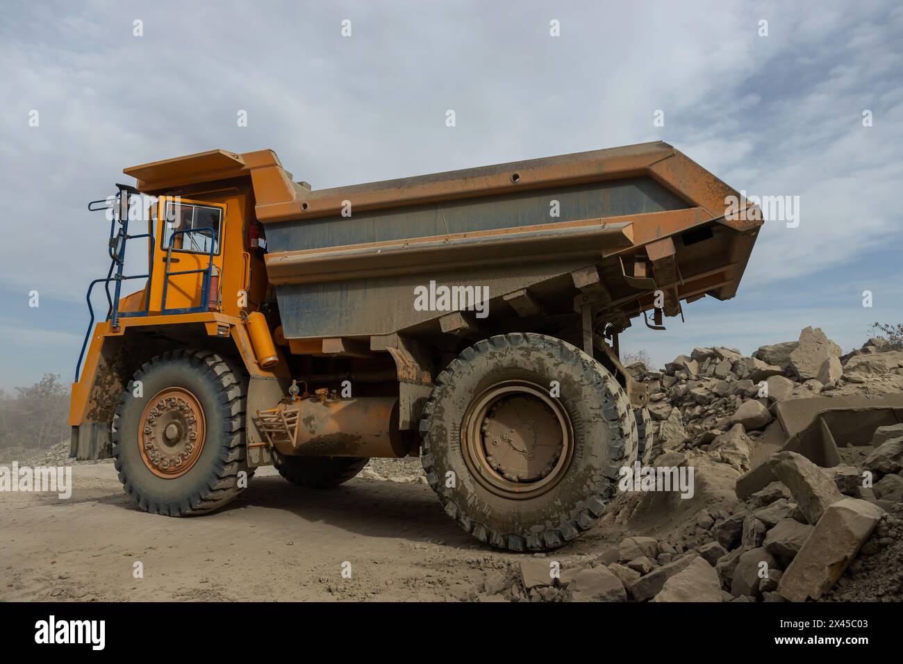 Dumper per attività minerarie di grandi dimensioni. Industria dei trasporti. Estrazione di pietra in una buca aperta. Foto Stock