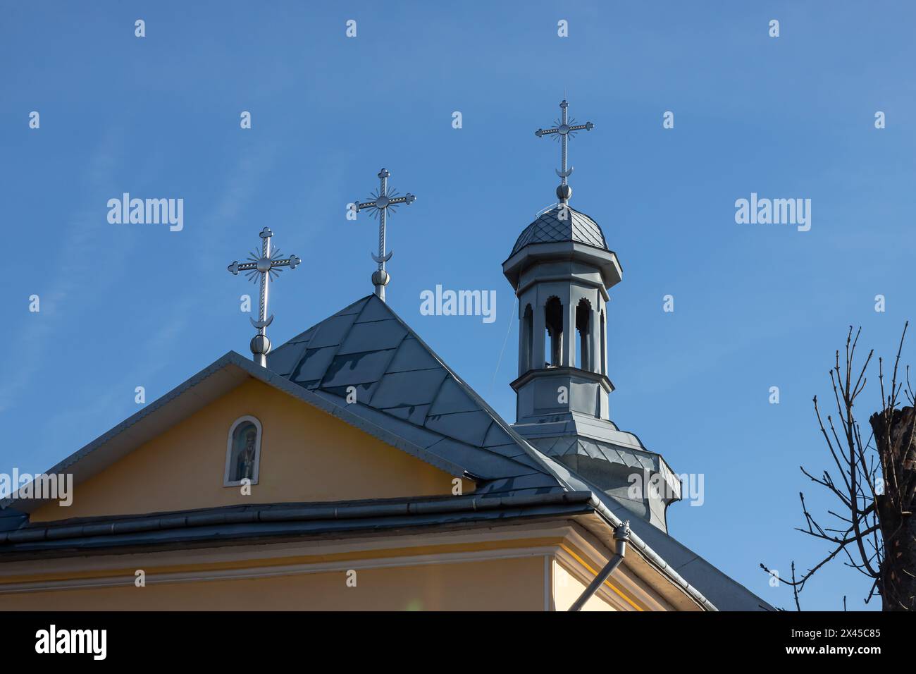 Primo piano di una Croce su una chiesa cristiana su sfondo blu. Foto Stock