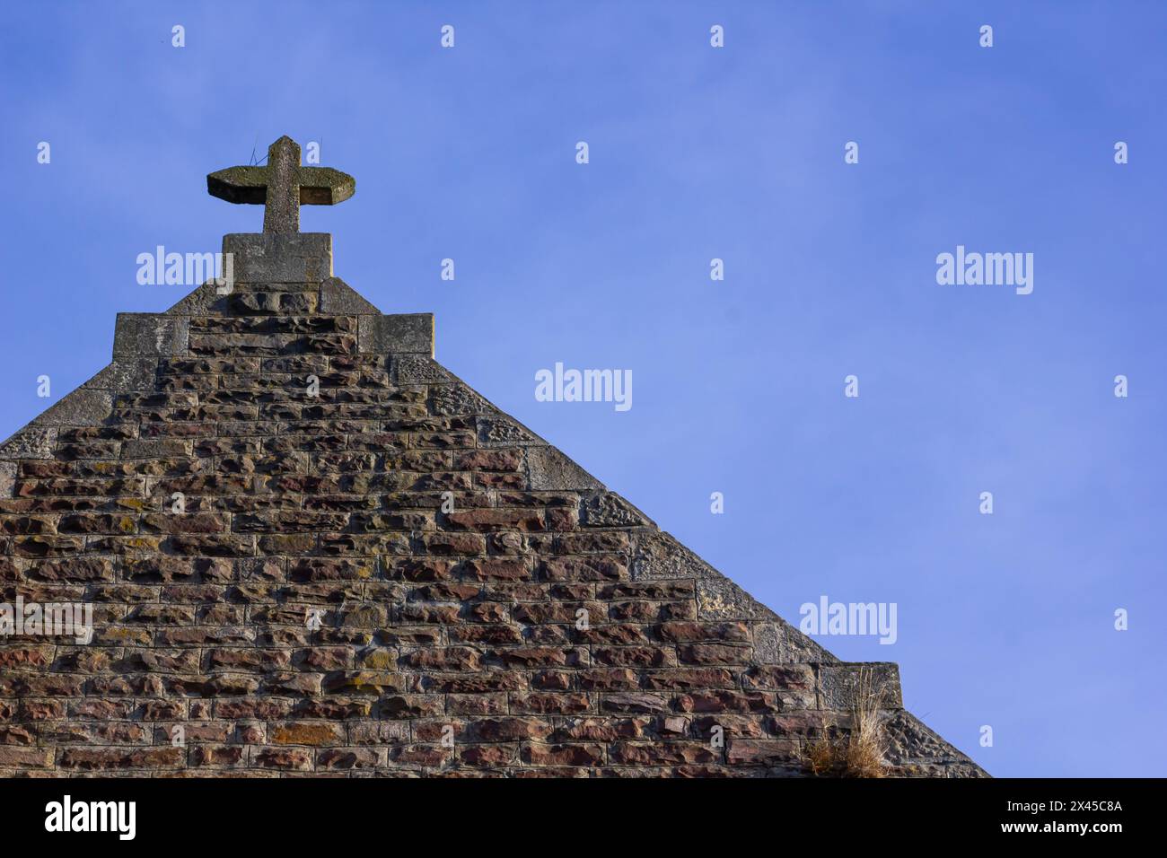 Primo piano di una Croce su una chiesa cristiana su sfondo blu. Foto Stock