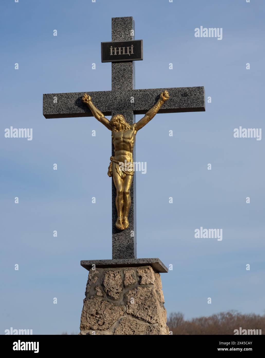 Primo piano di una Croce su una chiesa cristiana su sfondo blu. Foto Stock